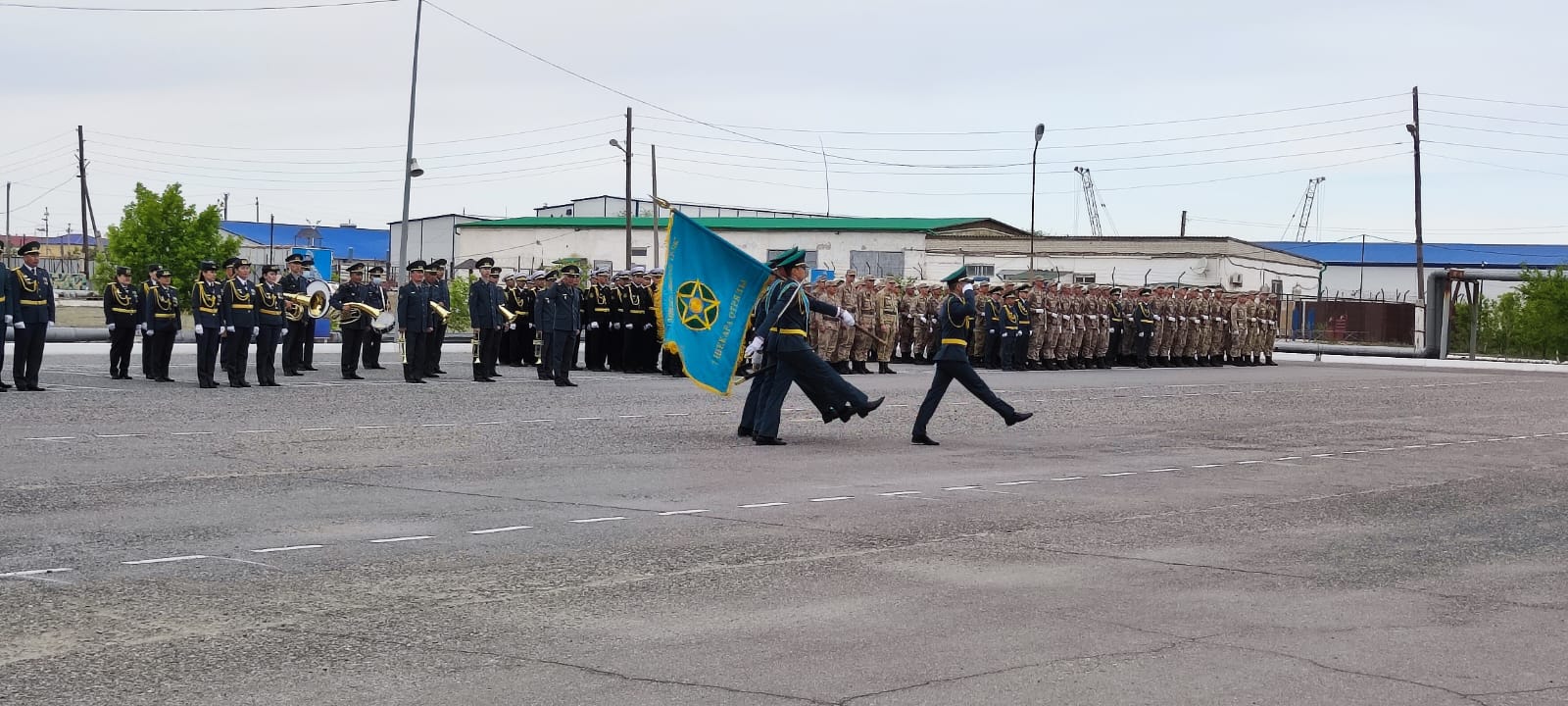 Срочникам в Казахстане запретят брать кредиты: появился документ