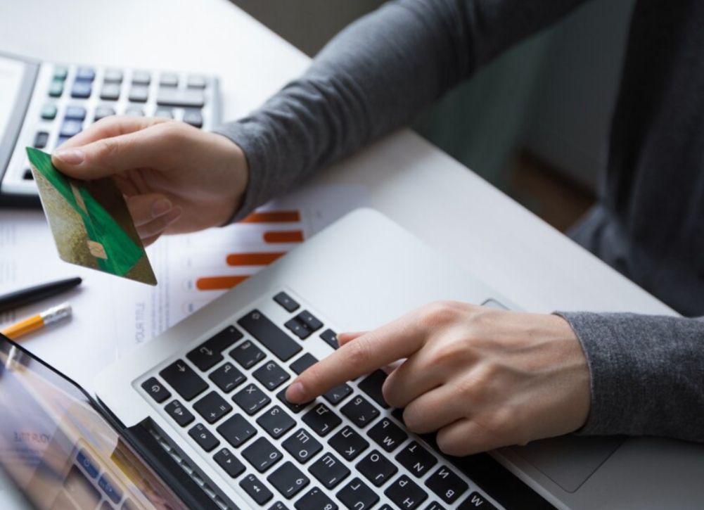 Депутат выступил против массовой блокировки счетов должников банками