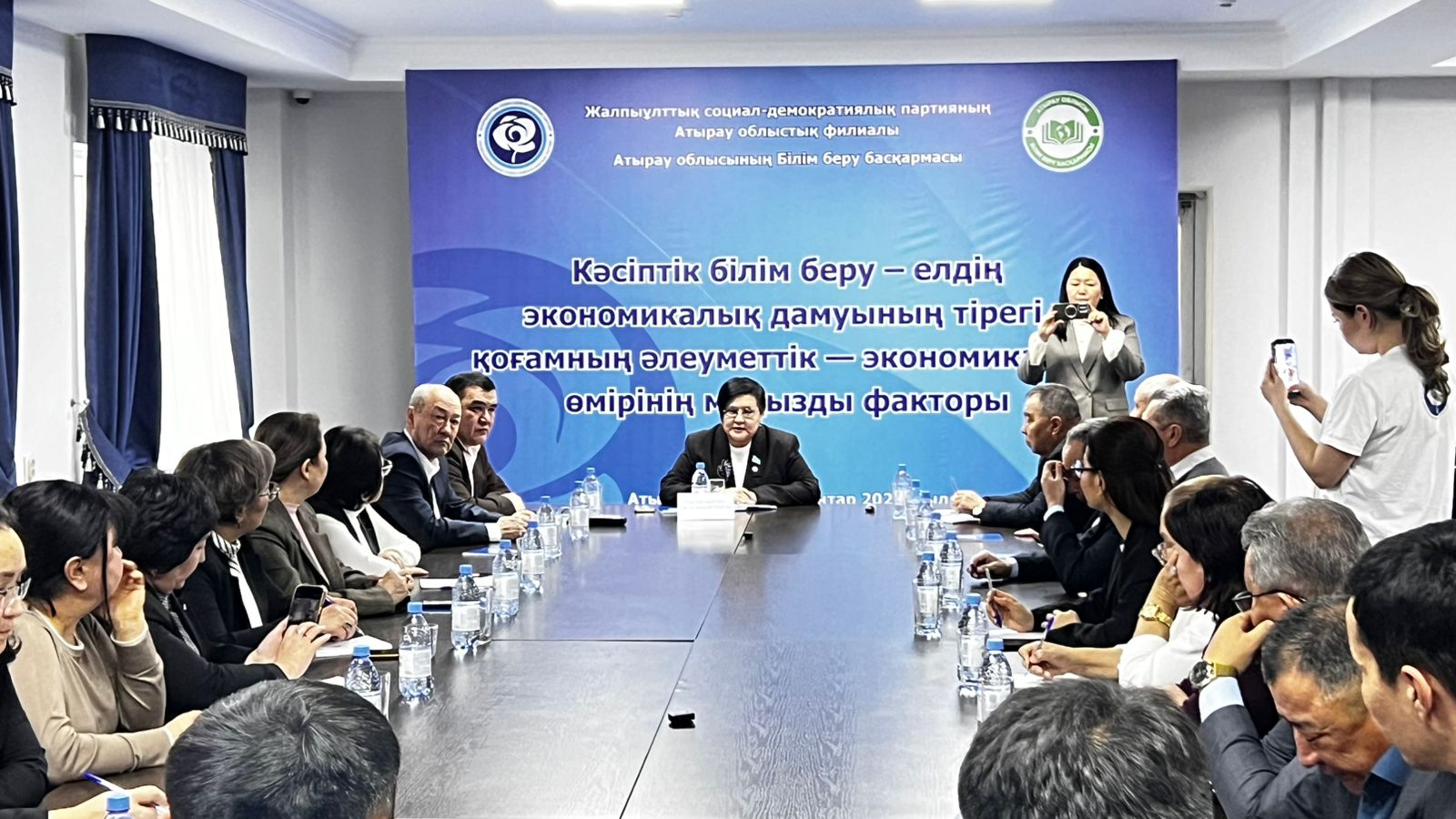 Мажилисмен Ажар Сагандыкова встретилась с директорами колледжей Атырауской области