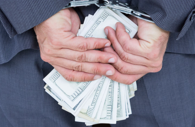 В ВКО по подозрению в коррупции задержали главу управления дорог и руководителя департамента образования 