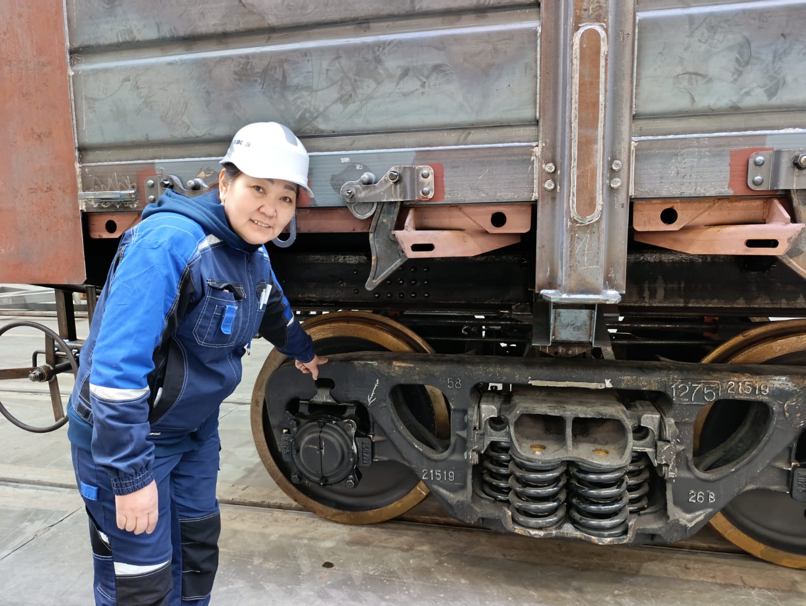 Как в Атырау собирают многотонные вагоны под руководством женщины-мастера