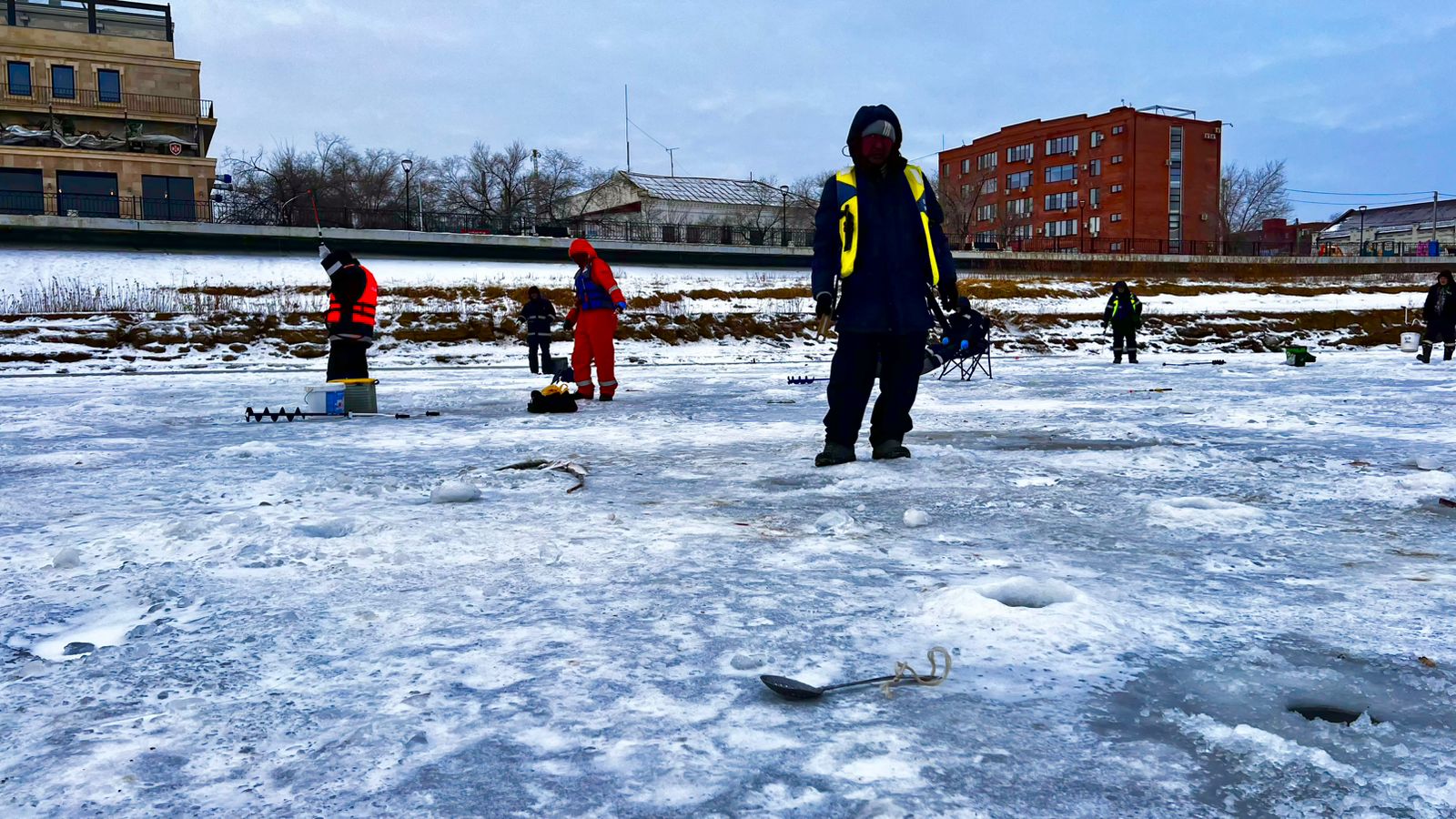 Судак, вобла и сазан: зимний Жайык собирает десятки рыбаков