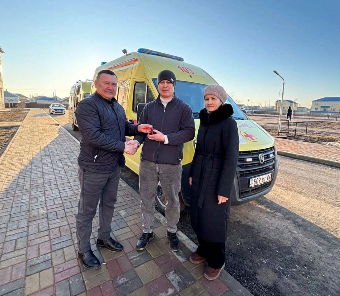 Исатайской районной больнице передали две новые кареты скорой помощи