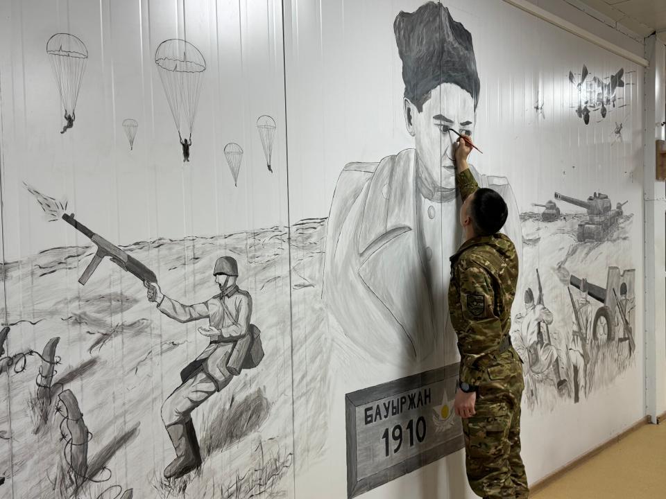 Матрос из Атырауской области совмещает службу в морской пехоте с художественным творчеством