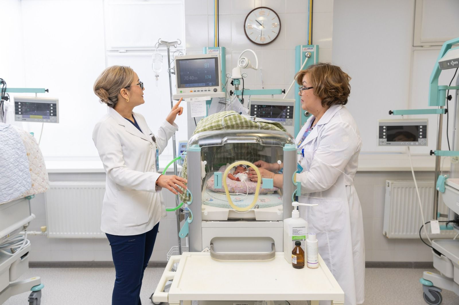 Тепло, связанное с любовью: в Атырау новорождённым передали вязаные наборы