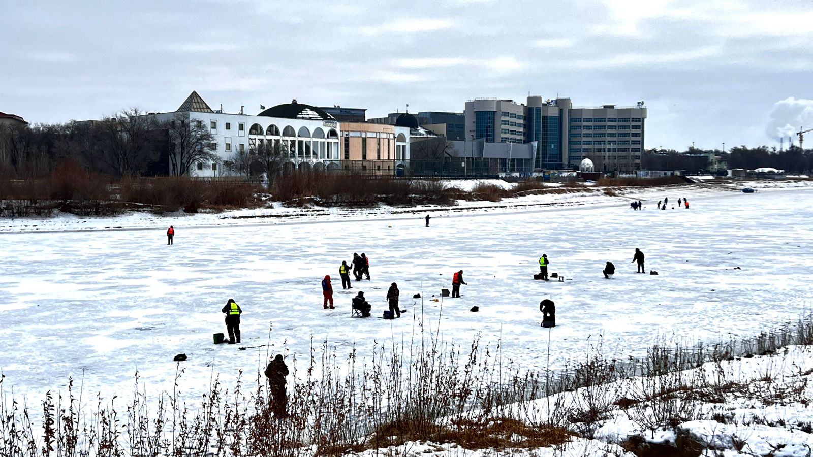 Құтқарушылар атыраулықтарды мұзға шықпауға шақырады