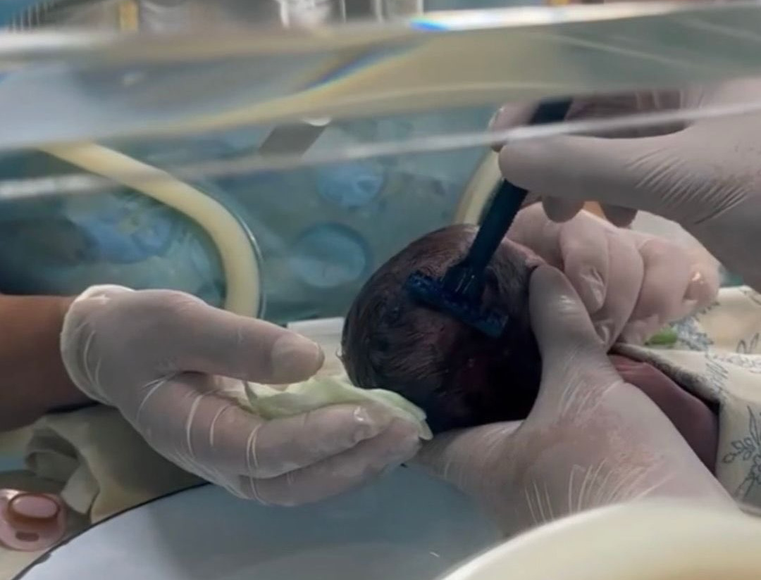 Традиции и забота: в перинатальном центре Атырау недоношенным малышам провели «қырқынан шығару»