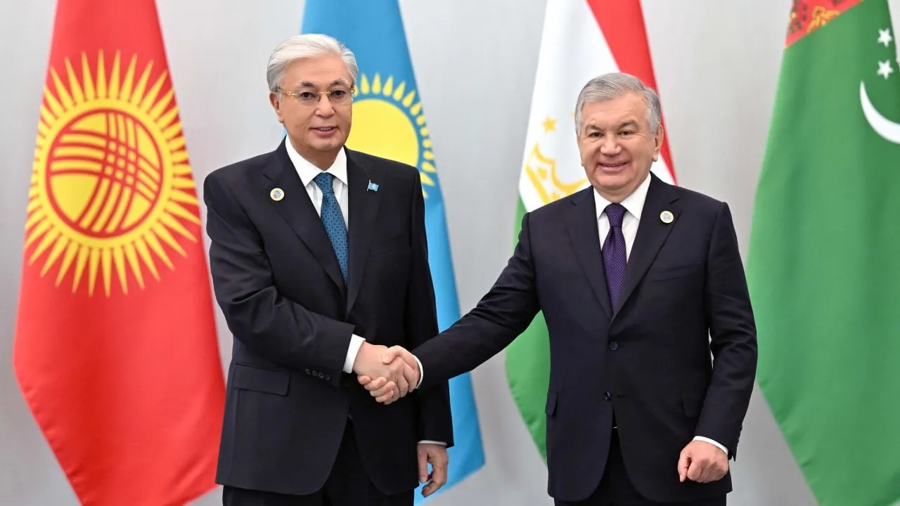 Қасым-Жомарт Тоқаевты Ташкенттегі Конгресс орталықта Шавкат Мирзиёев қарсы алды