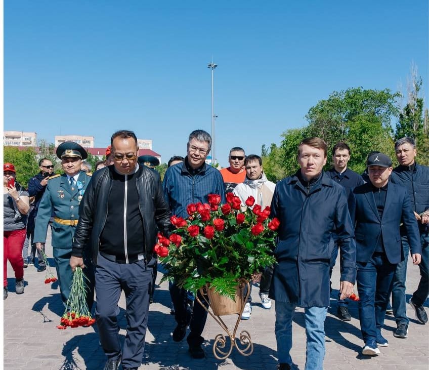 Аким области  возложил цветы к мемориалу "Вечного огня" в память о воинах, погибших в ВОВ 